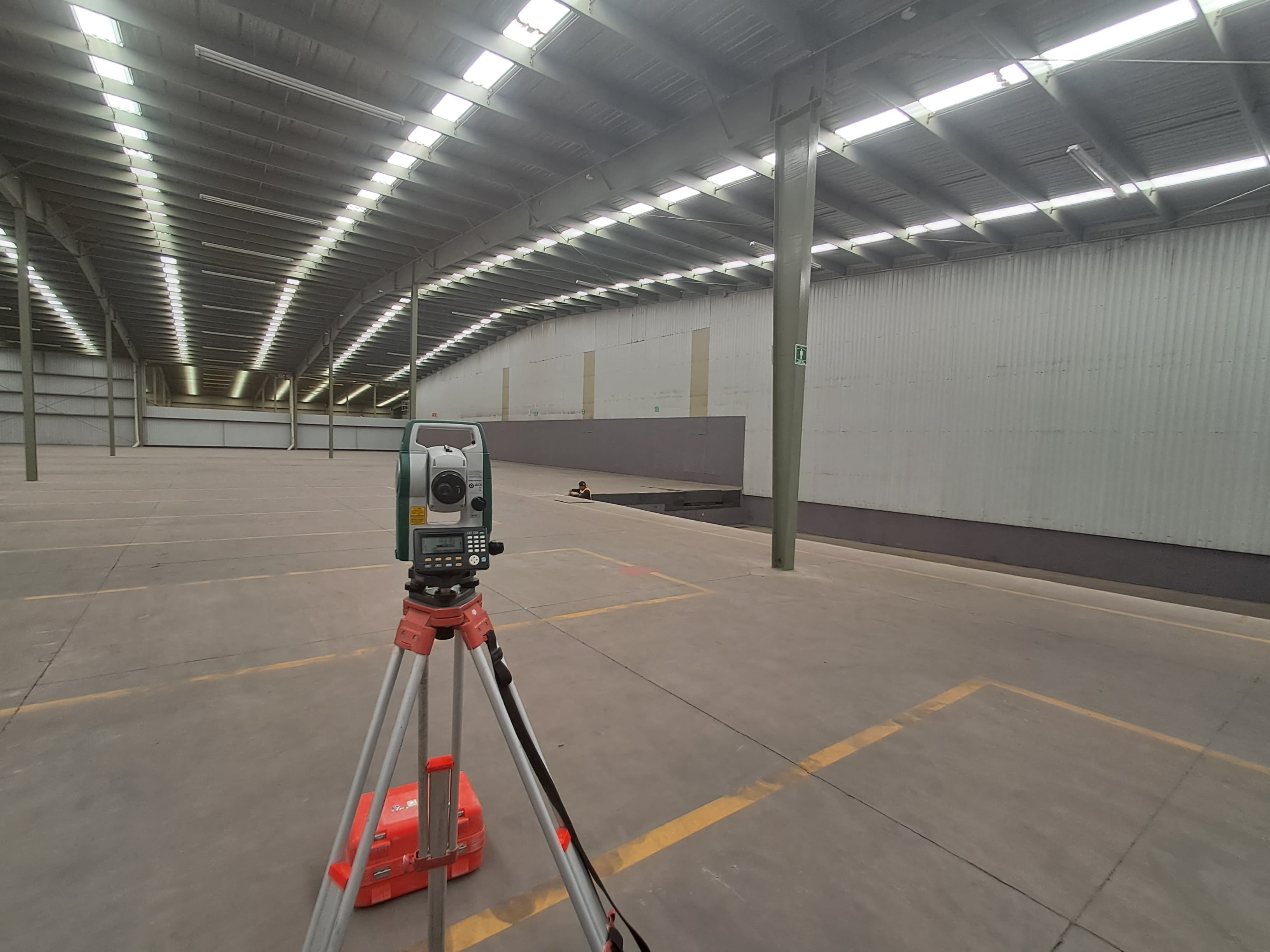Desplante de construcción industrial – QC Topografía