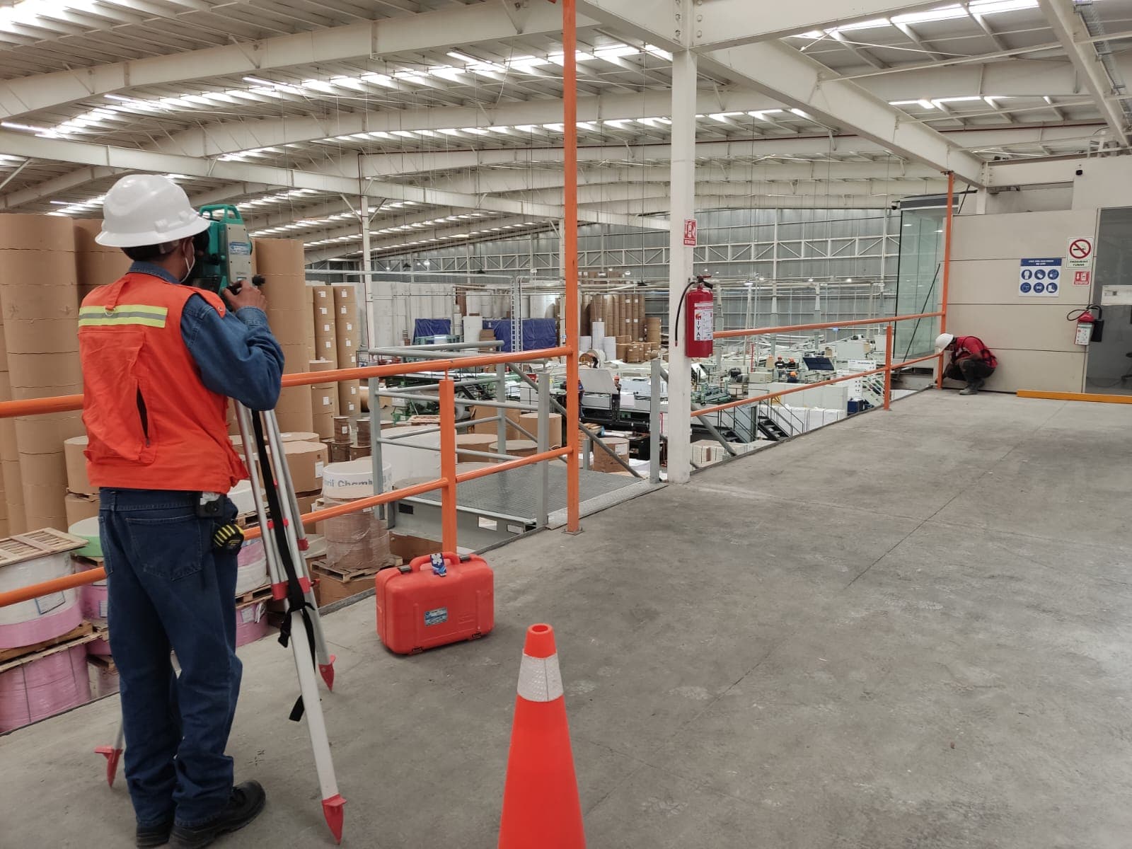 Supervisión topográfica en nave industrial