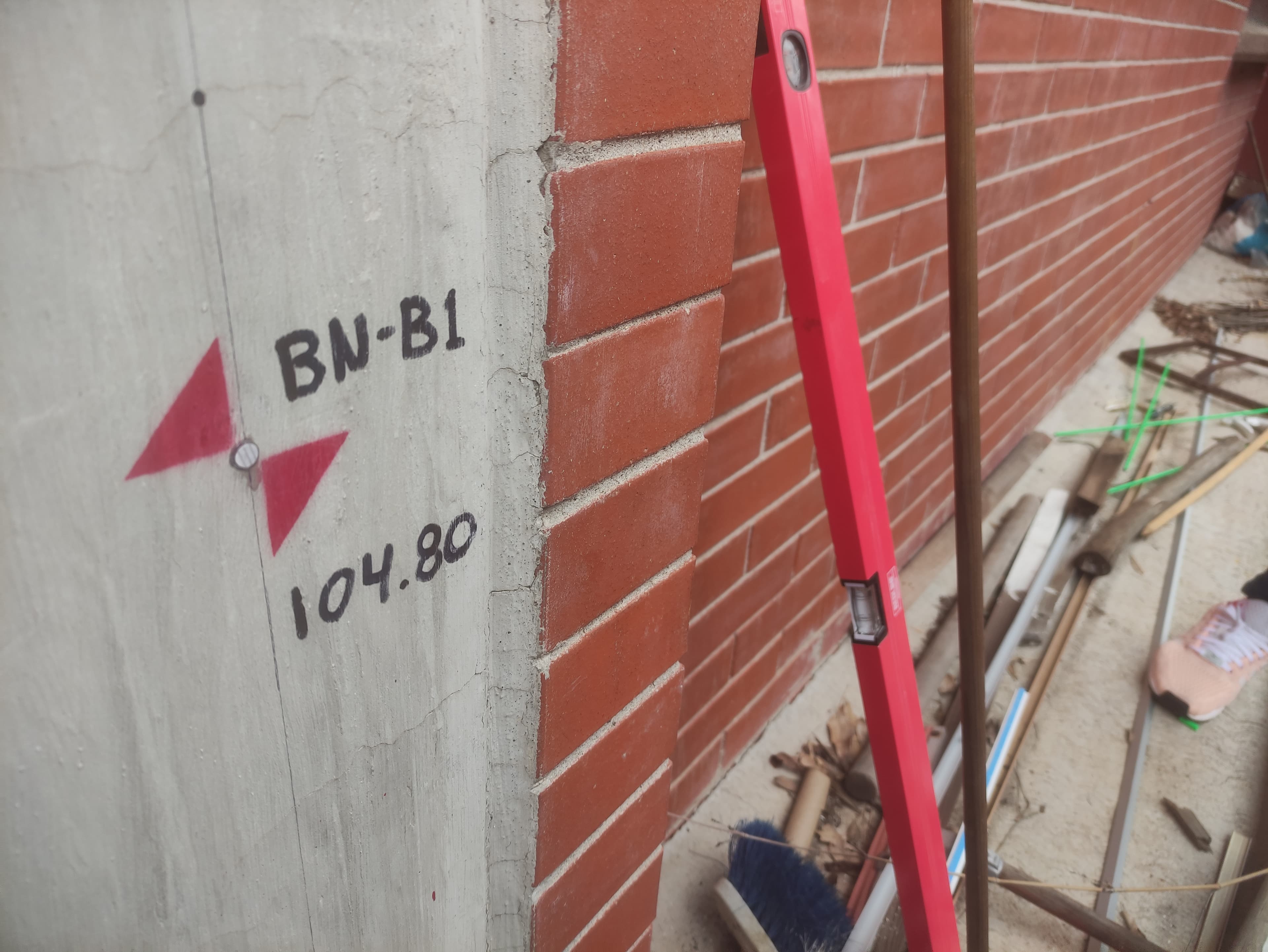 Colocación de Testigos Reflejantes en acción – precisión y profesionalismo